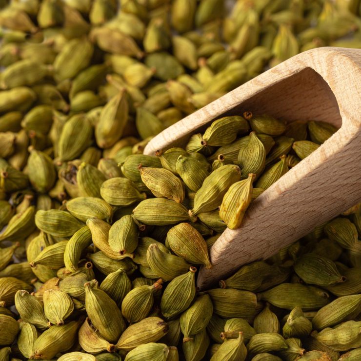 horizontal-closeup-cardamom-seeds-with-wooden-scoop